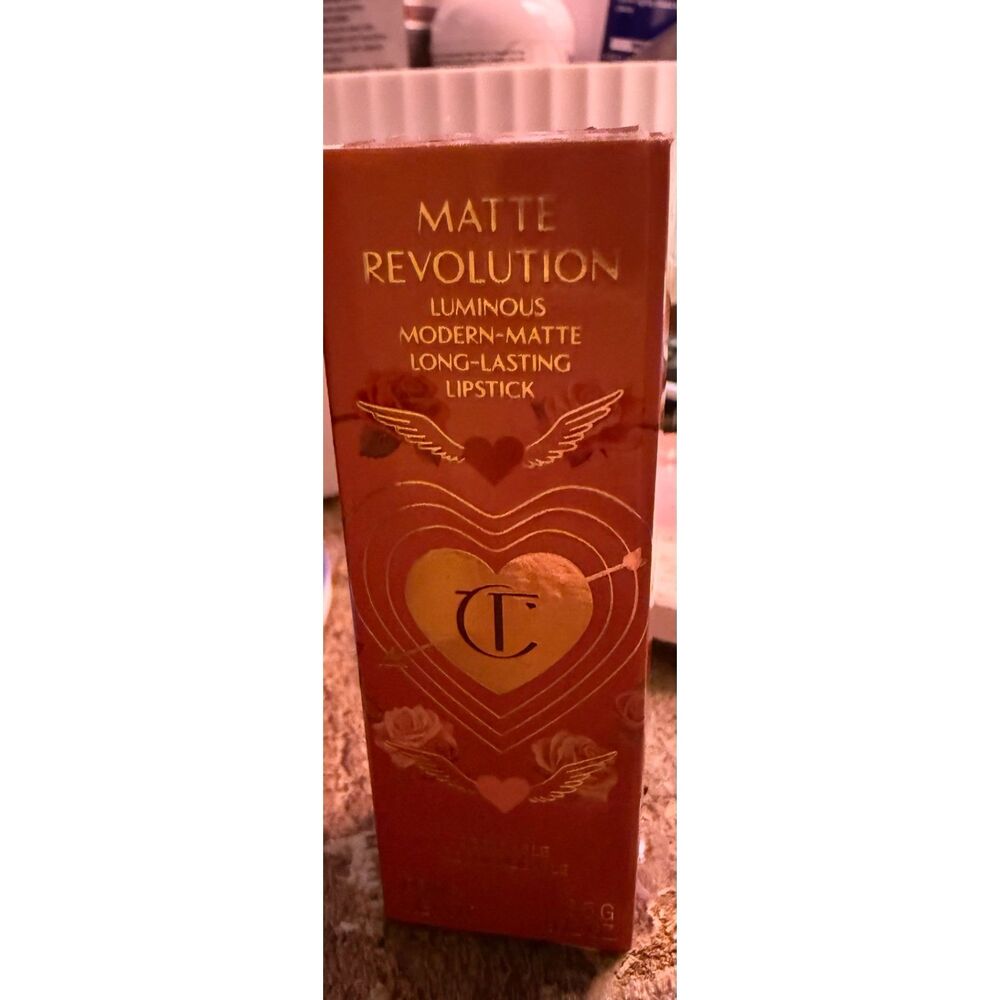 Charlotte Tilbury - Picture 2 of 3